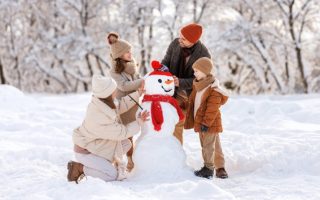 Spaß im Winterwunderland: Eine Schritt-für-Schritt-Anleitung zum Basteln von Schneemännern mit Kindern